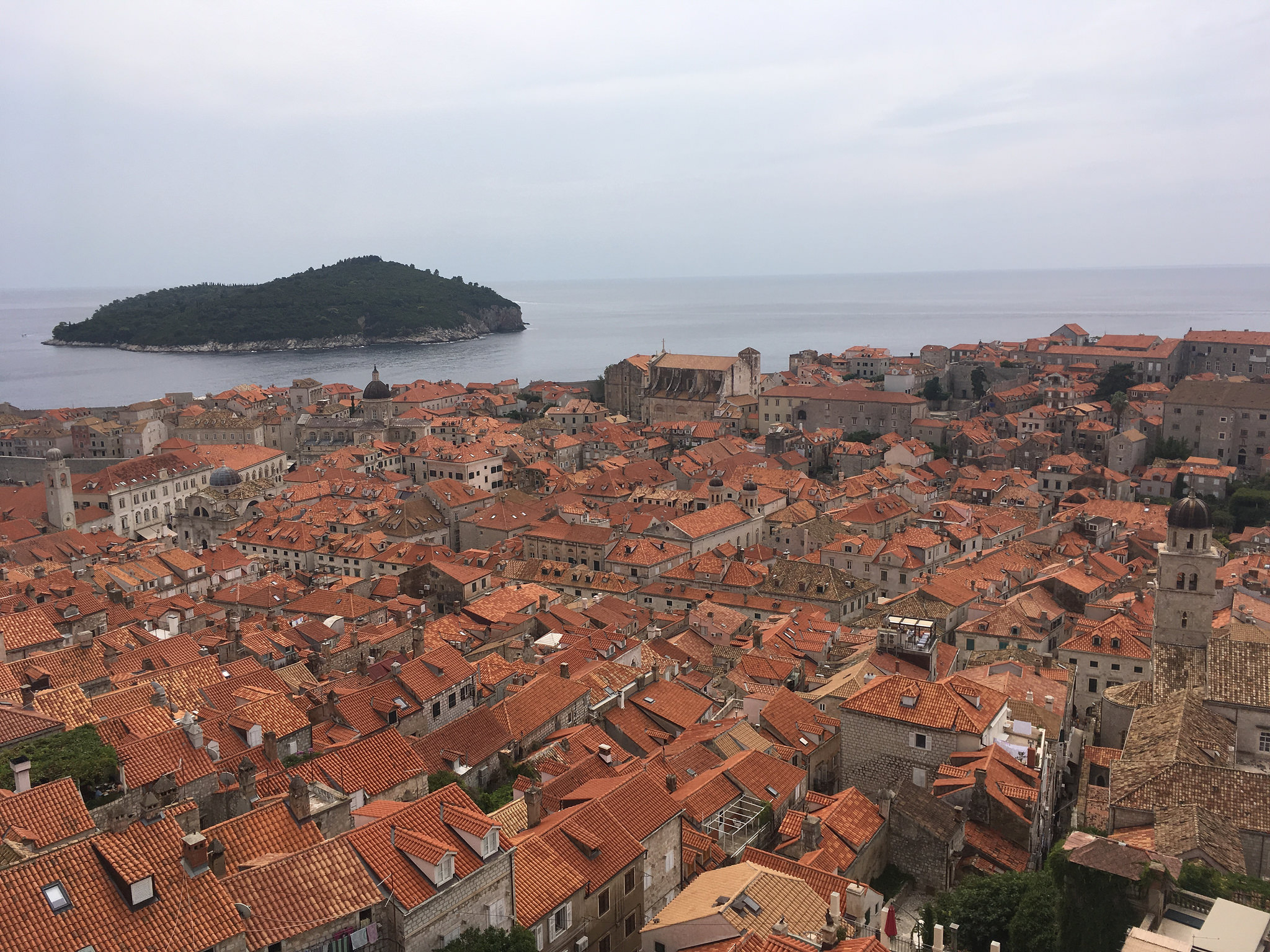 L'isla de Lokrum dempuish la ciutat de Dubrovnik