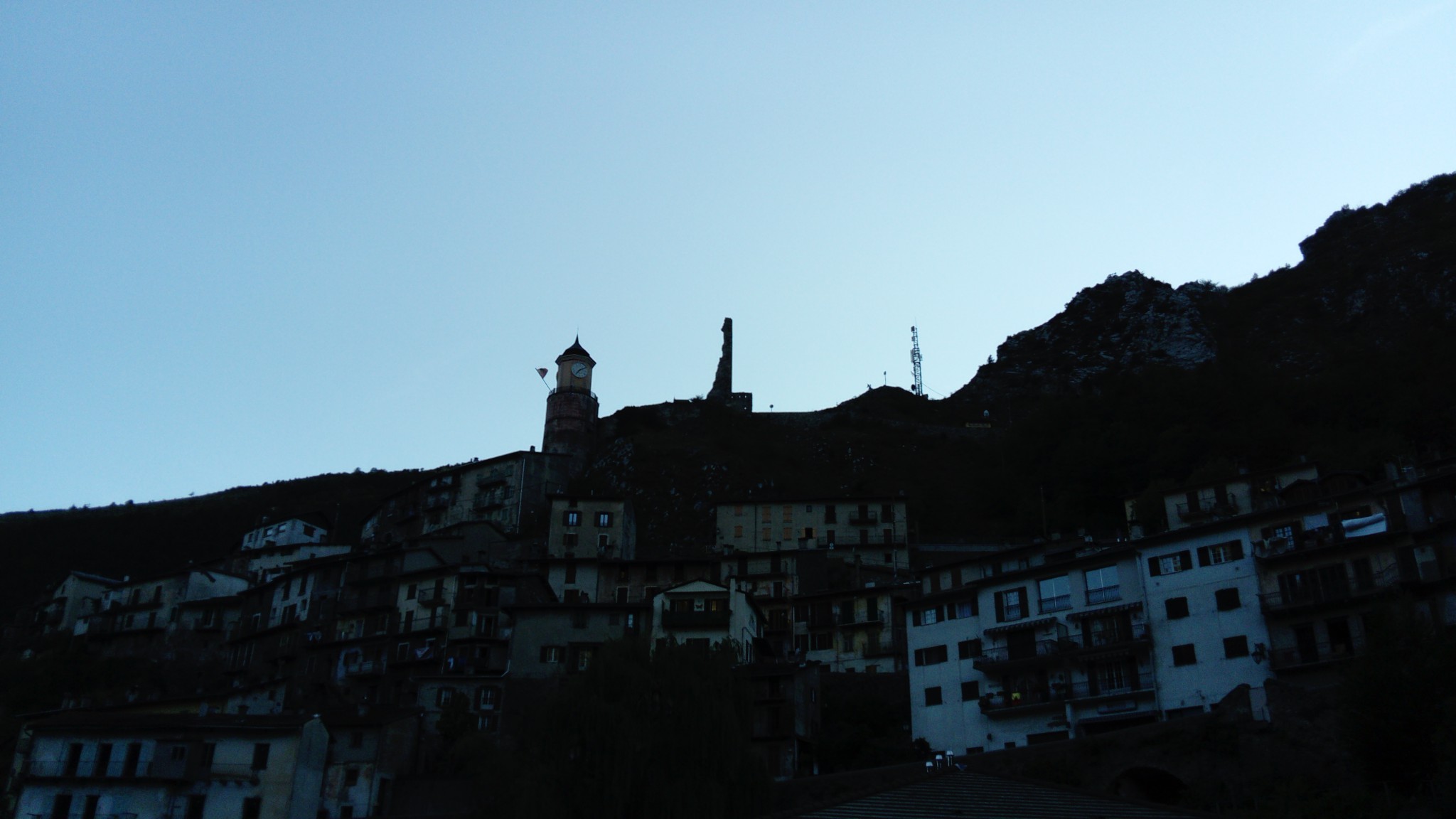 Vila vièlha. Castèl de Tenda arroïnat